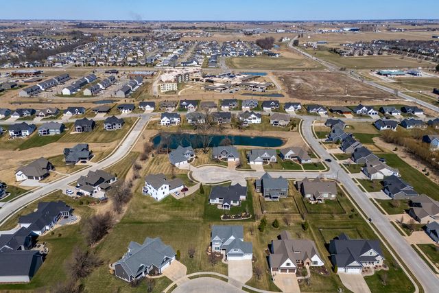 4728 Red Oak Court, Bettendorf, IA 52722