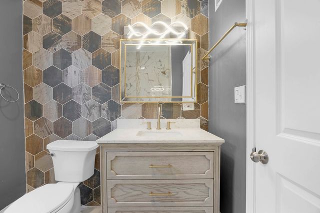 8250 S Rhodes Avenue, Chicago, IL 60619