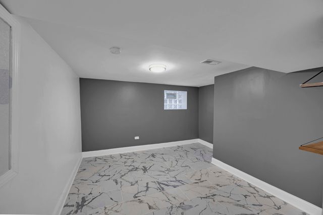 8250 S Rhodes Avenue, Chicago, IL 60619