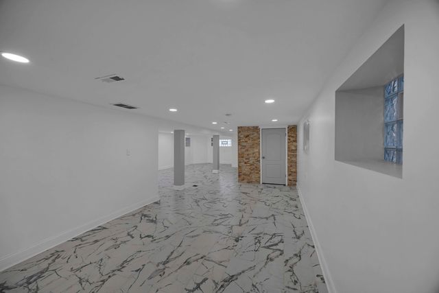 8250 S Rhodes Avenue, Chicago, IL 60619