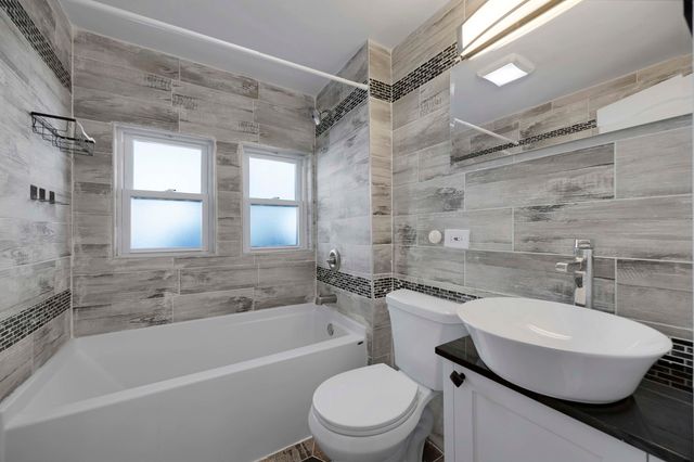 8250 S Rhodes Avenue, Chicago, IL 60619