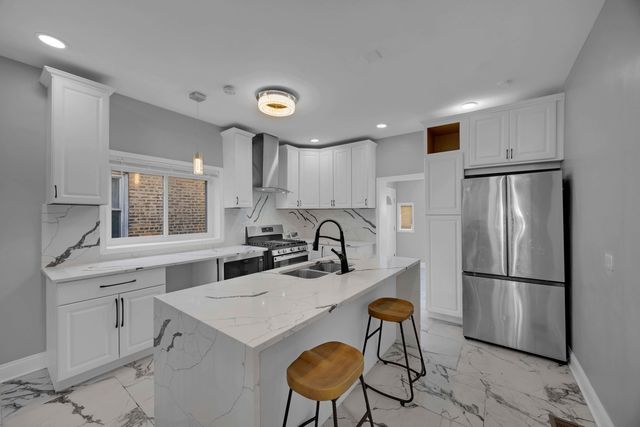 8250 S Rhodes Avenue, Chicago, IL 60619