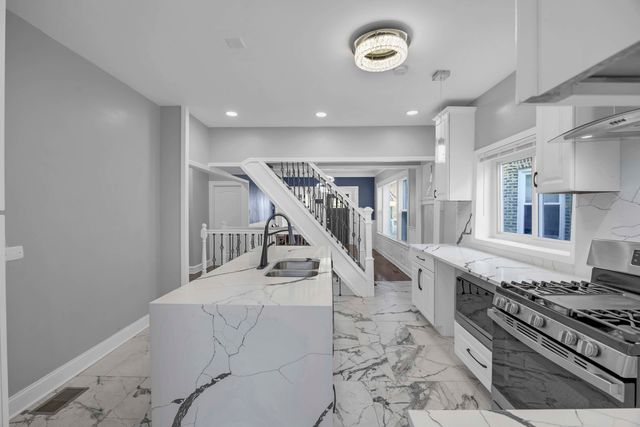 8250 S Rhodes Avenue, Chicago, IL 60619