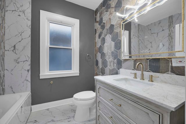 8250 S Rhodes Avenue, Chicago, IL 60619