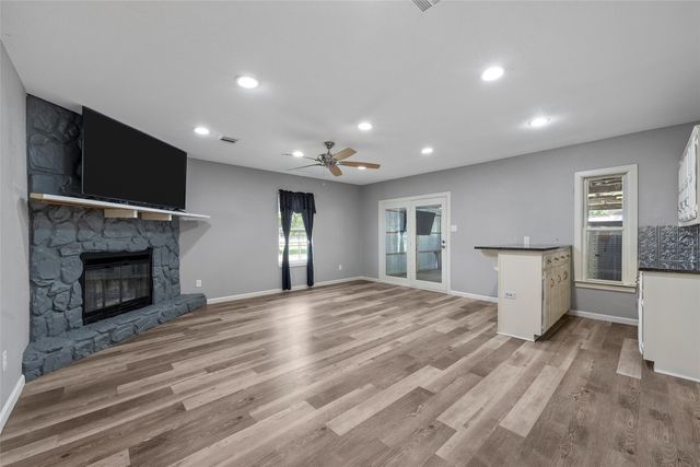 117 W Craven Avenue, Lacy Lakeview, TX 76705