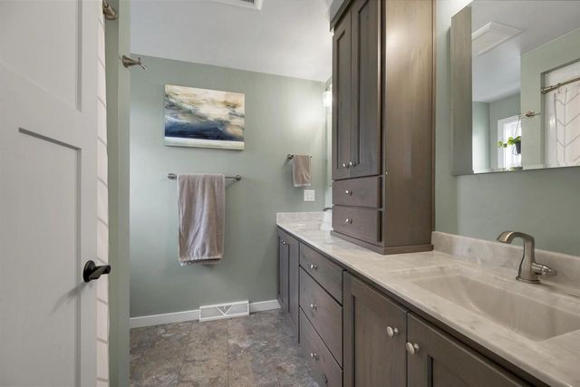 1724 BRIDGE PORT CIRCLE, De Pere, WI 54115