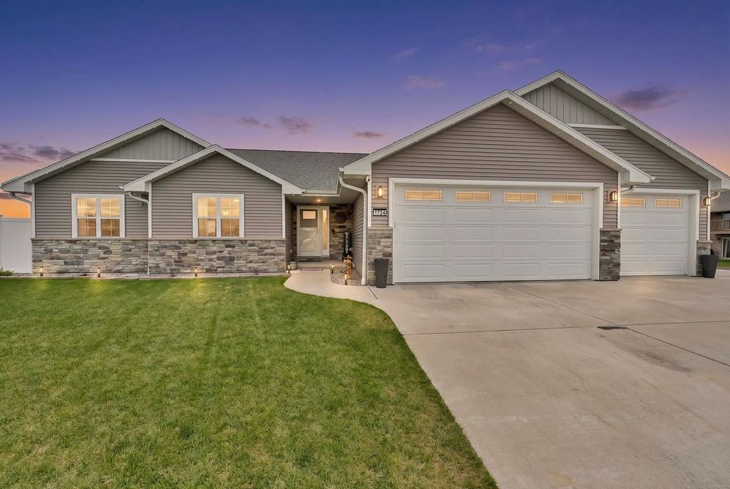 1724 BRIDGE PORT CIRCLE, De Pere, WI 54115