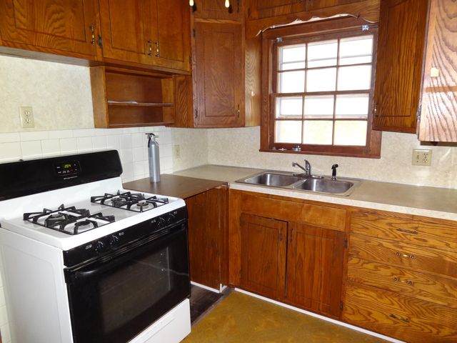 615 S Pershing, Wichita, KS 67218