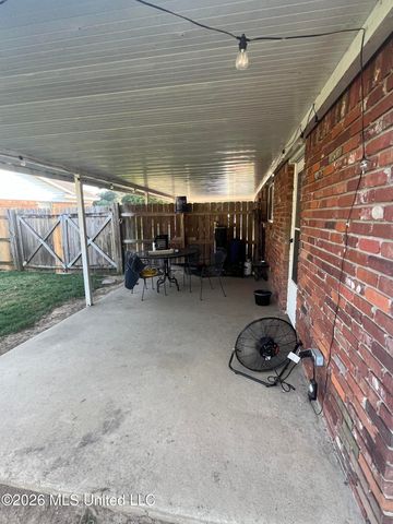 1976 N Cresthill, Southaven, MS 38671