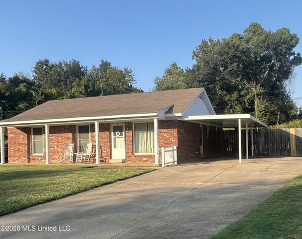 1976 N Cresthill, Southaven, MS 38671