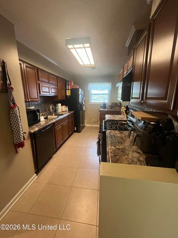 1976 N Cresthill, Southaven, MS 38671