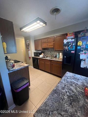 1976 N Cresthill, Southaven, MS 38671