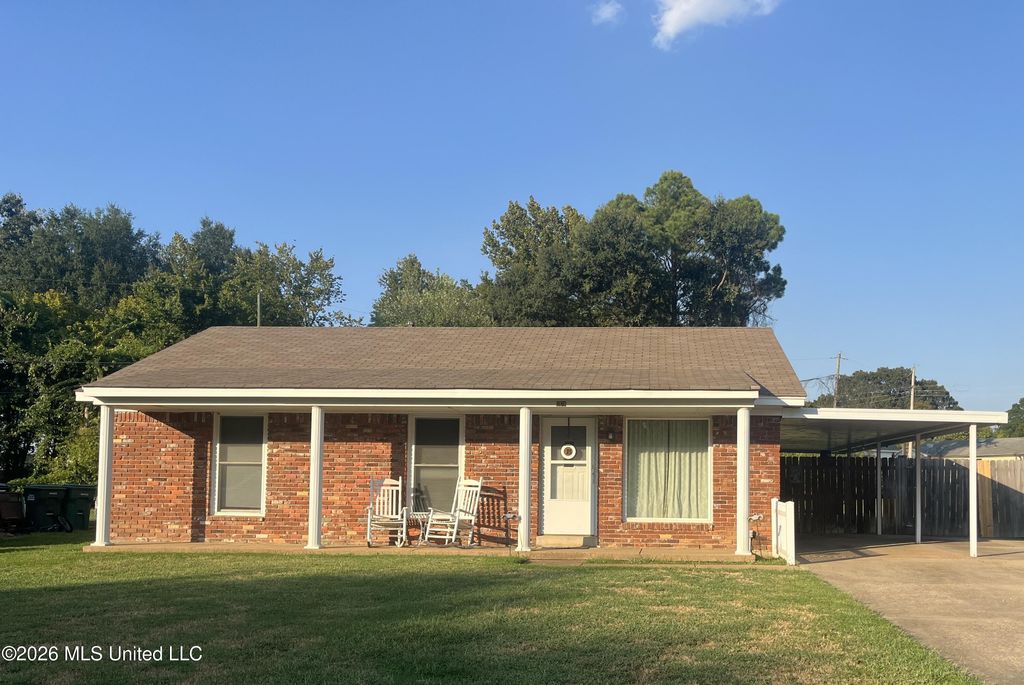 1976 N Cresthill, Southaven, MS 38671