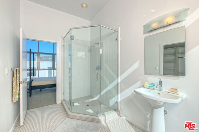 4151 Redwood Avenue 214, Los Angeles, CA 90066