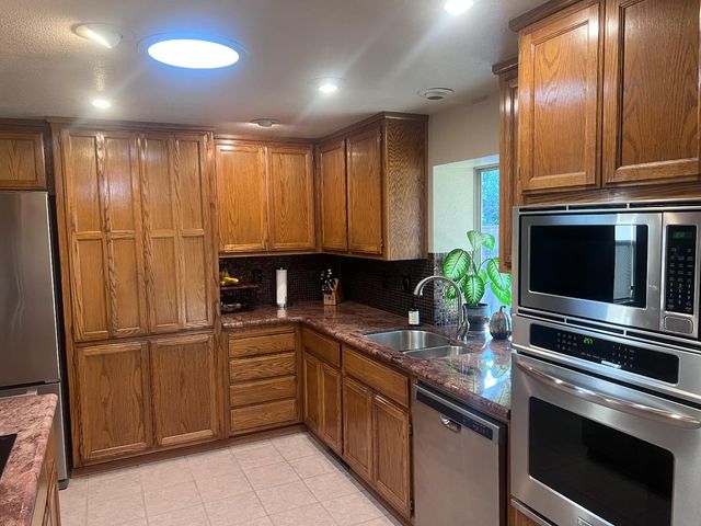 3335 Scottlee Dr, Turlock, CA 95382