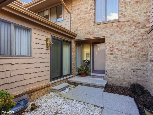 7134 Bridge Way, West Bloomfield, MI 48322