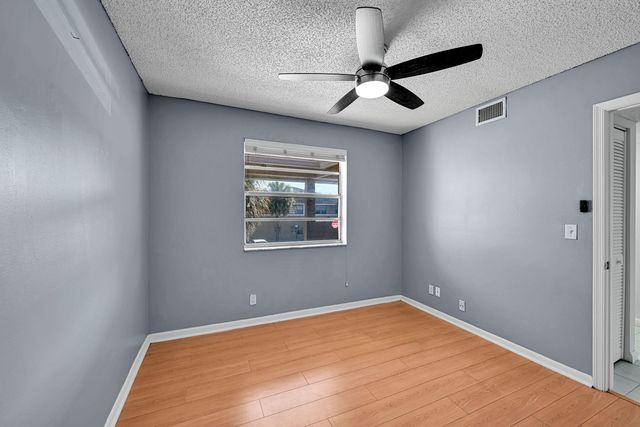 906 Twin Lakes Drive 8-j, Coral Springs, FL 33071