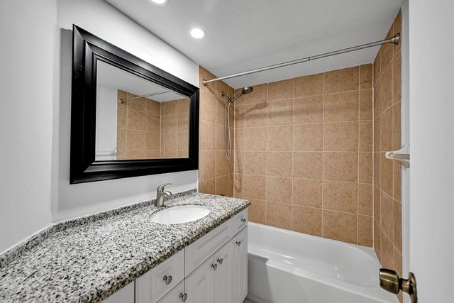 906 Twin Lakes Drive 8-j, Coral Springs, FL 33071