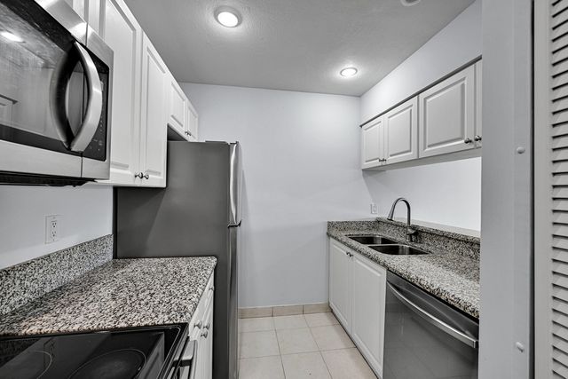 906 Twin Lakes Drive 8-j, Coral Springs, FL 33071