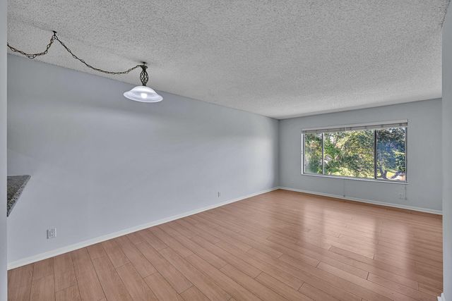 906 Twin Lakes Drive 8-j, Coral Springs, FL 33071