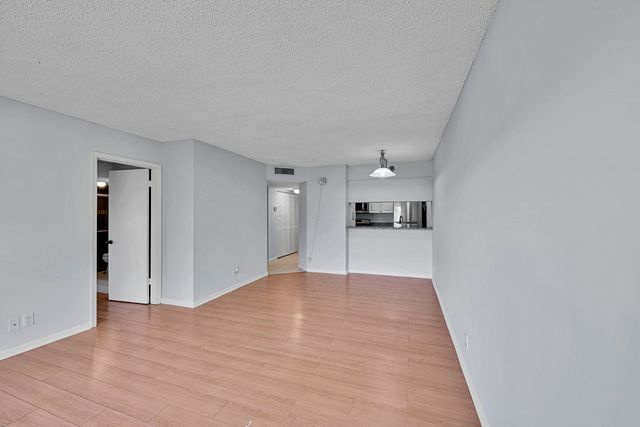 906 Twin Lakes Drive 8-j, Coral Springs, FL 33071