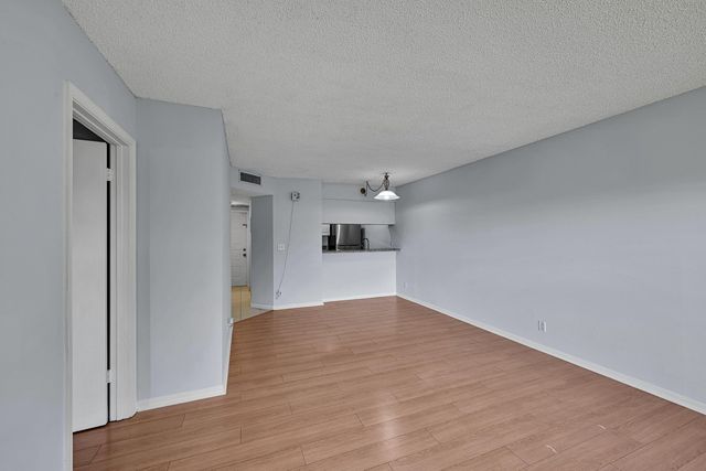 906 Twin Lakes Drive 8-j, Coral Springs, FL 33071