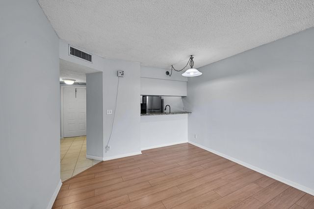 906 Twin Lakes Drive 8-j, Coral Springs, FL 33071