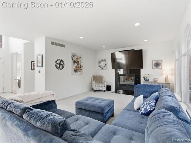 28710 Castlegate Drive, Southfield, MI 48034