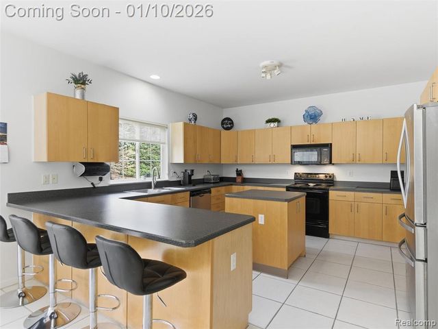 28710 Castlegate Drive, Southfield, MI 48034