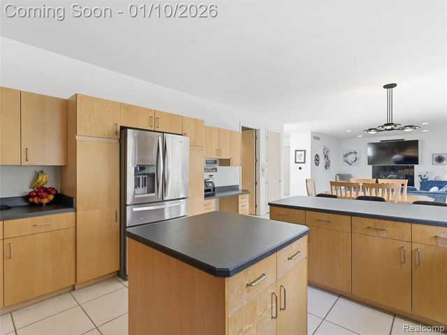 28710 Castlegate Drive, Southfield, MI 48034