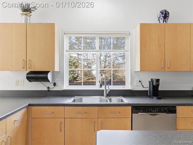 28710 Castlegate Drive, Southfield, MI 48034