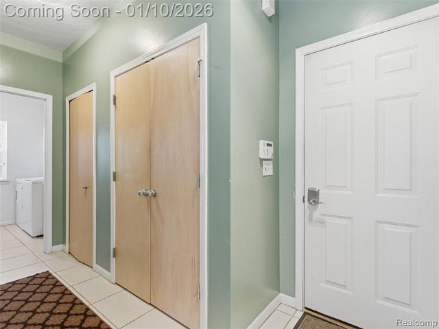 28710 Castlegate Drive, Southfield, MI 48034