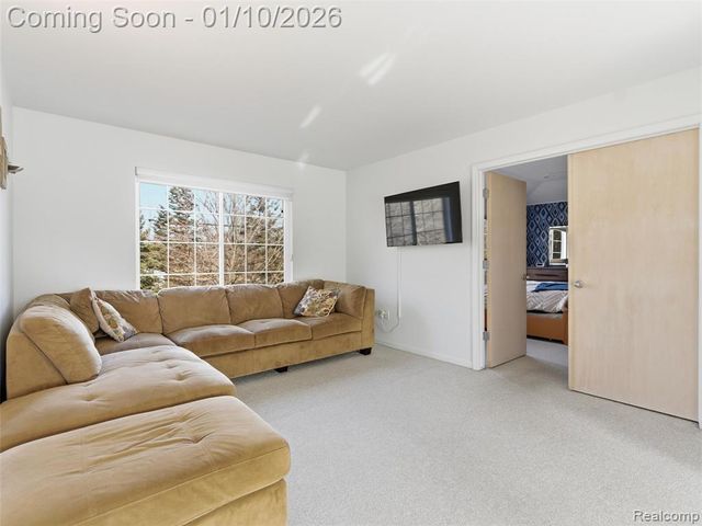 28710 Castlegate Drive, Southfield, MI 48034