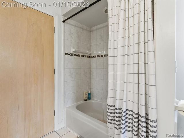 28710 Castlegate Drive, Southfield, MI 48034