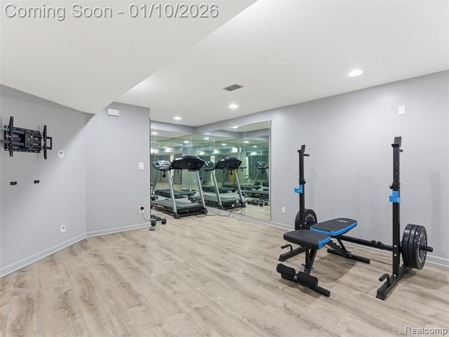 28710 Castlegate Drive, Southfield, MI 48034