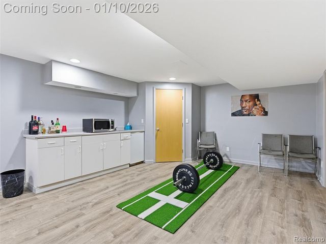 28710 Castlegate Drive, Southfield, MI 48034