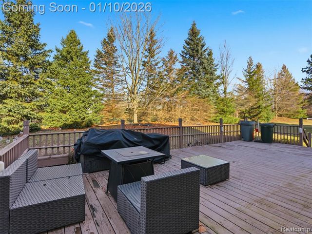 28710 Castlegate Drive, Southfield, MI 48034