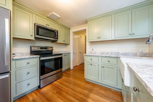 54 Murphy Rd, Barnstable, MA 02601