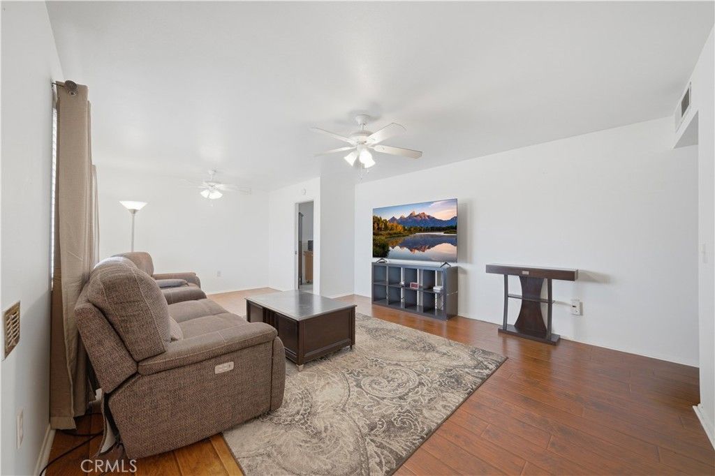 Image 5 of property listing at 28561 Middlebury, Sun City, CA 92586