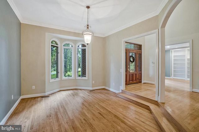 502 SENECA KNOLL CT, Great Falls, VA 22066