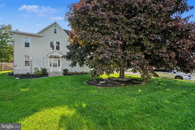 21 E MAPLE ST, Cleona, PA 17042