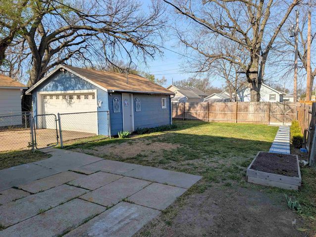 724 Custer St, Salina, KS 67401