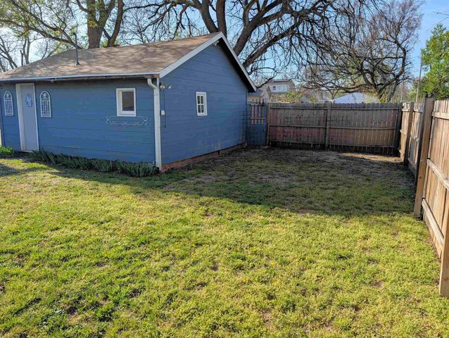 724 Custer St, Salina, KS 67401