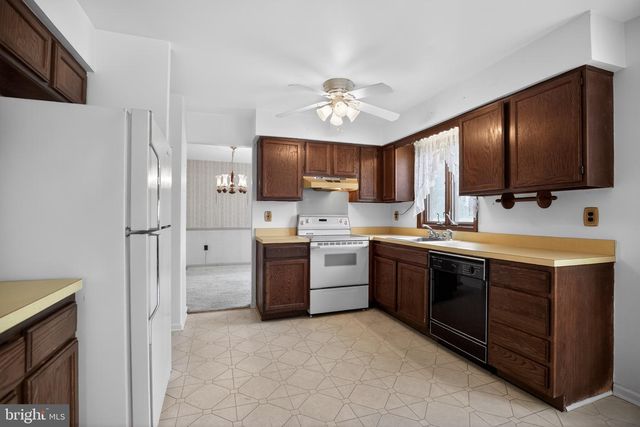95 TAYLOR DR, Levittown, PA 19054