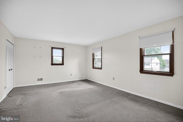 95 TAYLOR DR, Levittown, PA 19054