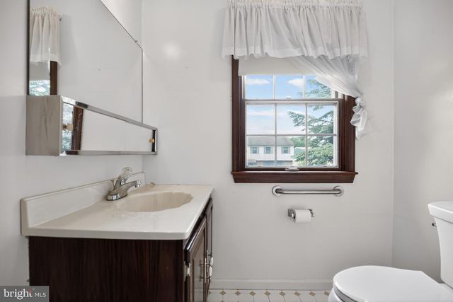 95 TAYLOR DR, Levittown, PA 19054