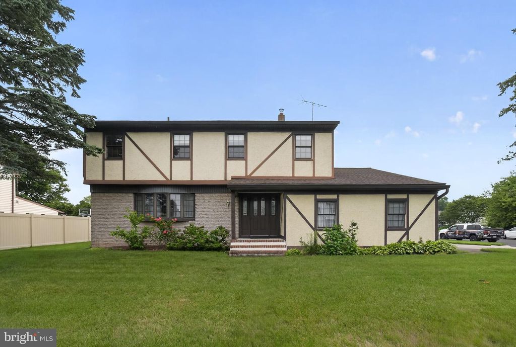 95 TAYLOR DR, Levittown, PA 19054