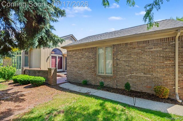 16569 Congress Drive, Clinton Charter Township, MI 48038