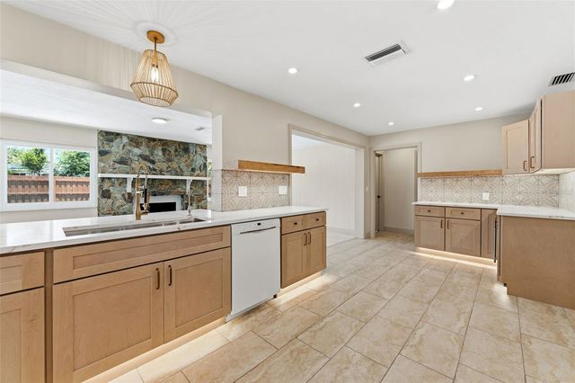 10711 FRANCIS LN, Largo, FL 33774