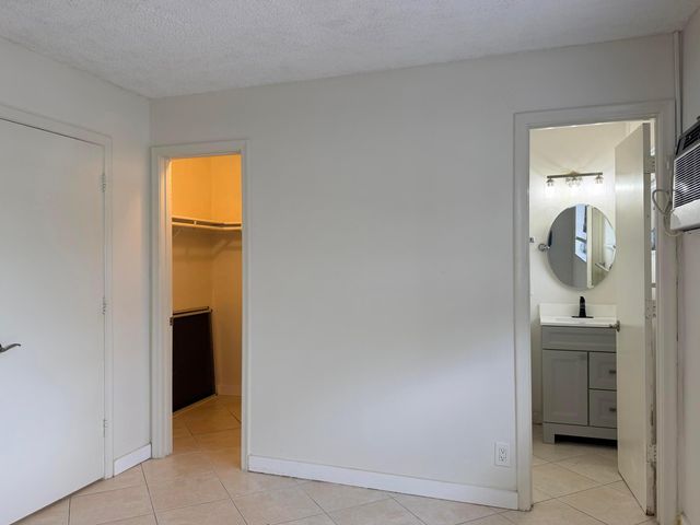 5174 NE 6th Avenue 526, Oakland Park, FL 33334
